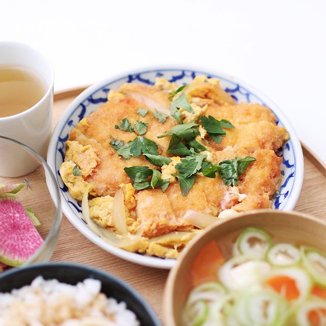 もう一品献立の付け合わせに！チキンカツ煮込み