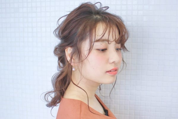 束感のあるミディアムの丸顔ヘアアレンジ