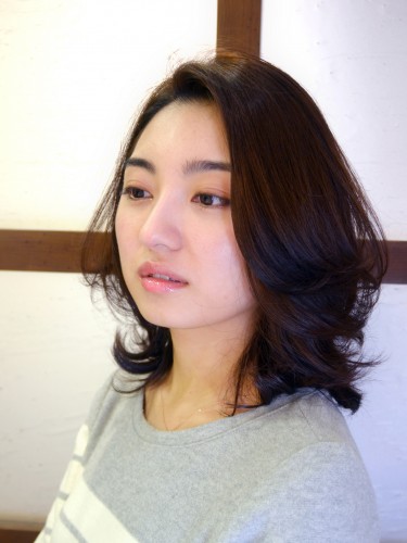 程よい華やかさのミディアムヘアスタイル