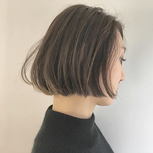 ストレートでも立体感のあるヘアスタイル