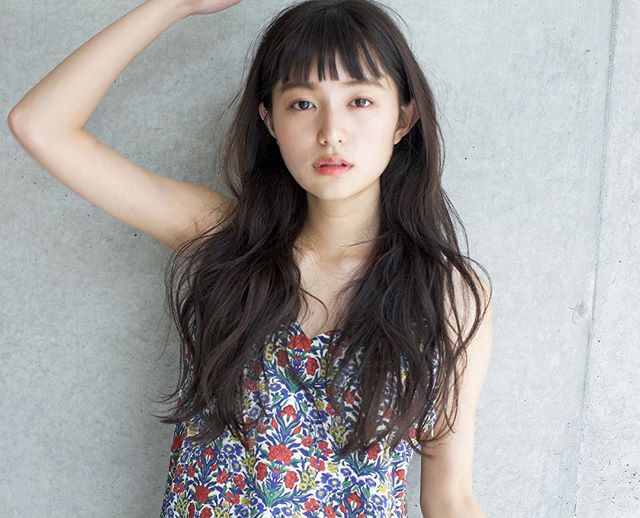 爽やか暗髪のヘアスタイル