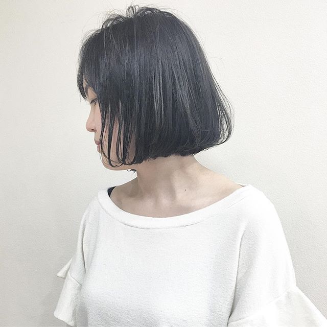 オフィスカジュアルのヘアカラー《グレージュ》