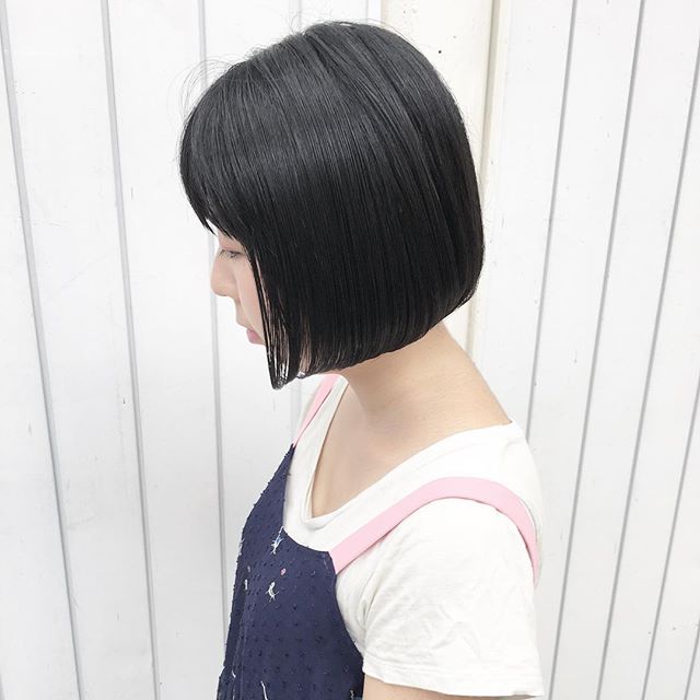 ダークな髪色に合うボブヘアスタイル