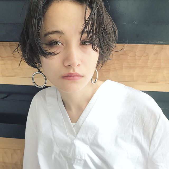 黒髪ショート×センターパートで大人っぽく