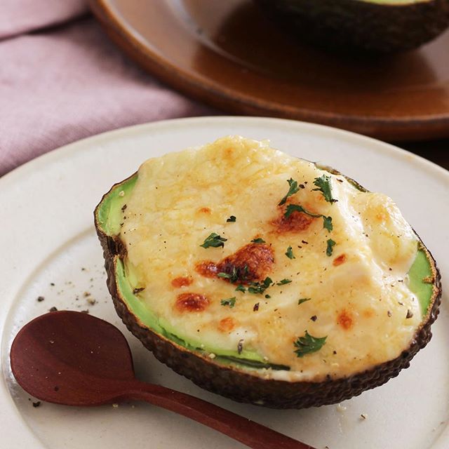 おすすめの副菜に！アボカドのダブルチーズ焼き