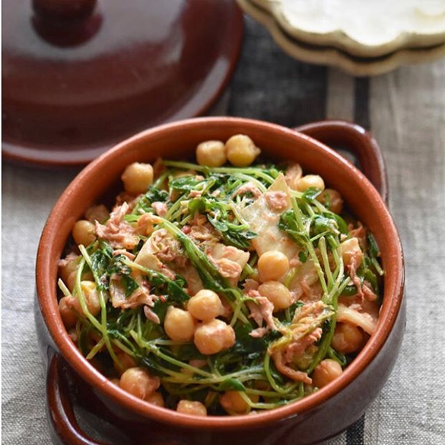 副菜のレシピに！豆苗とひよこ豆のツナキムチ