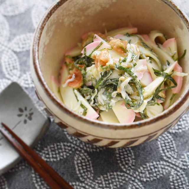 天ぷらの副菜！かまぼことシラスの梅大葉和え