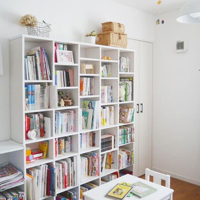 お部屋に大きな本棚で図書館を作るアイデア