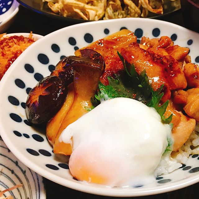 ゴールデンウィークに鶏肉ときのこの照り焼き丼