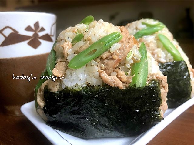 豚の生姜焼きとインゲンと胡麻のおにぎり