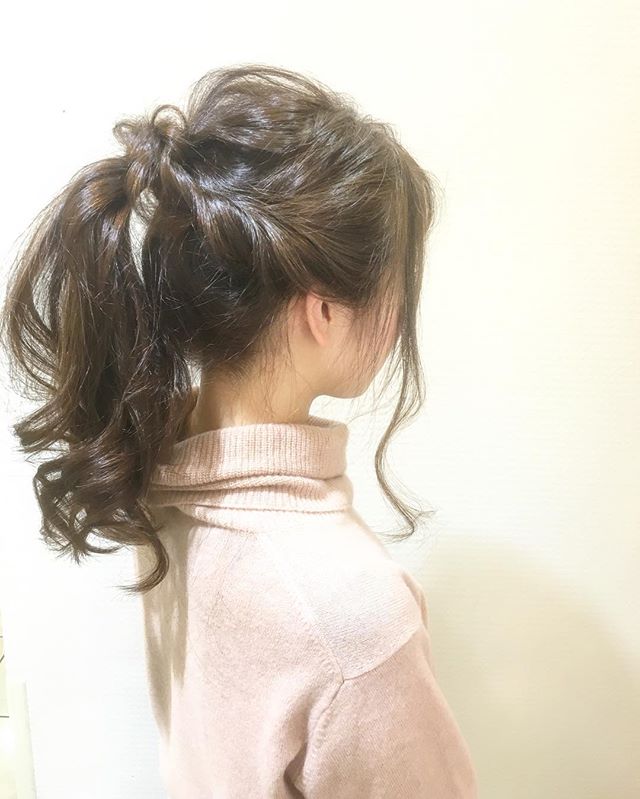 結び目を隠したおしゃれセミロングヘアアレンジ