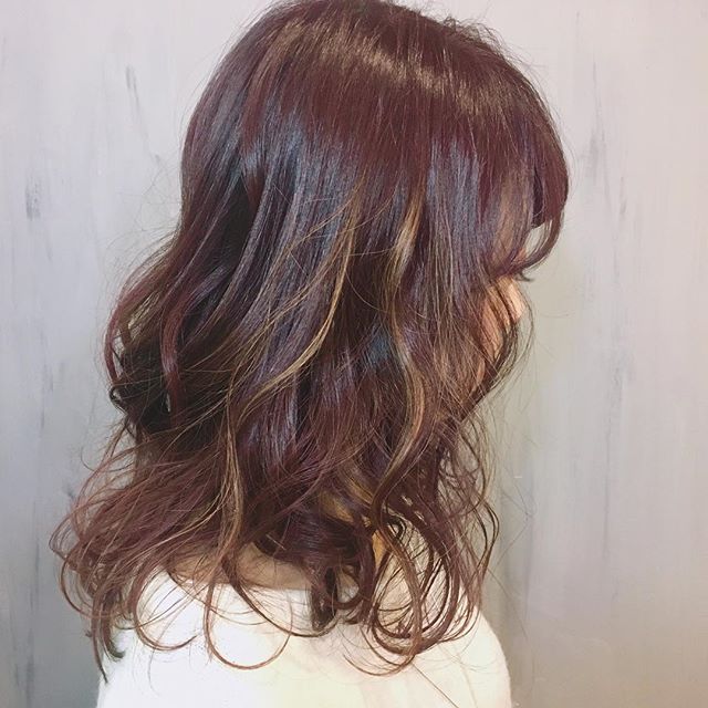 目を引く夏に人気のヘアスタイル