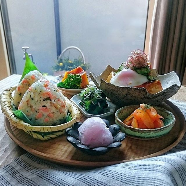 簡単レシピ！豆腐ステーキとおにぎりのランチ