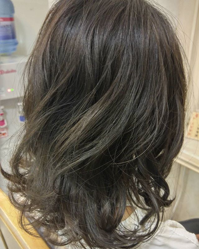 派手すぎない大人色のヘアスタイル