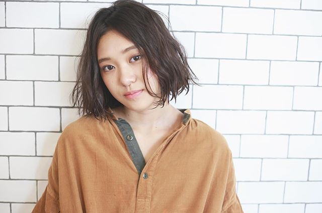 くせ毛のラフさが素敵なヘアスタイル