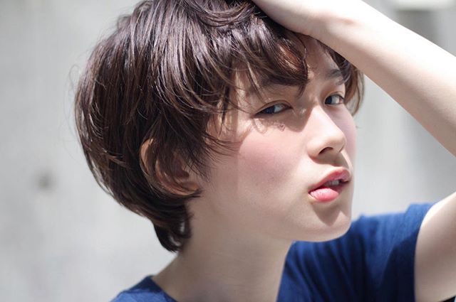 レイヤーカットの若返りショートヘアスタイル