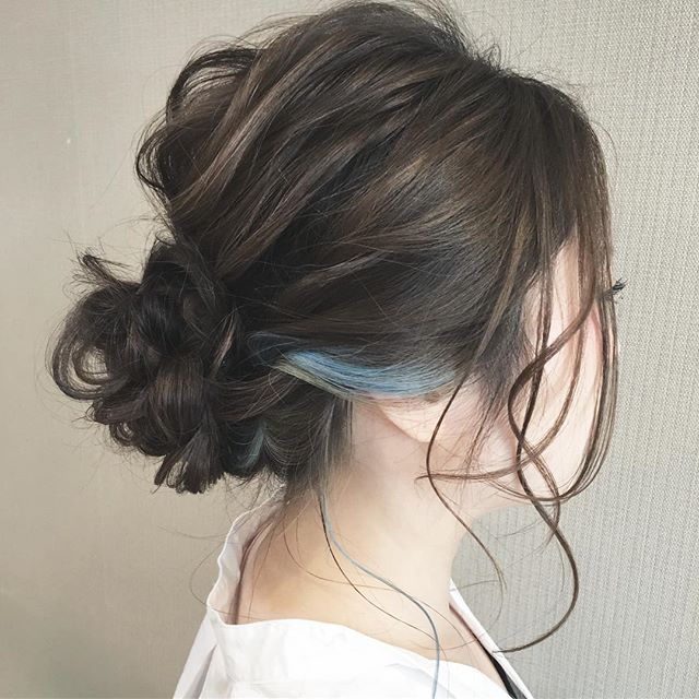 差し色を見せるセミロングヘアアレンジ