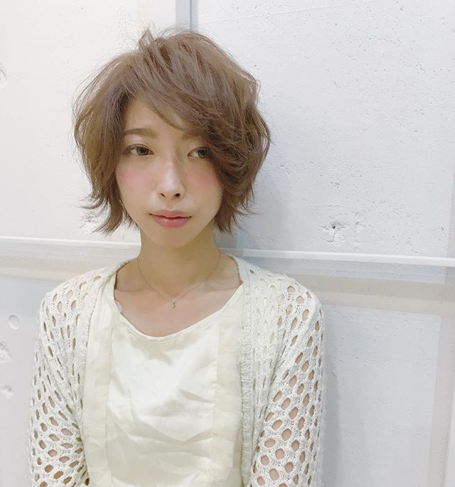 くせ毛を軽くさらりと見せるヘアスタイル