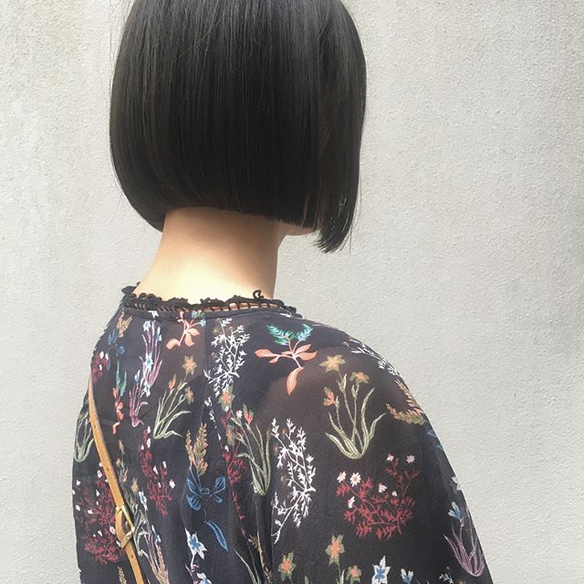 個性派カットで作る黒髪ボブヘアスタイル