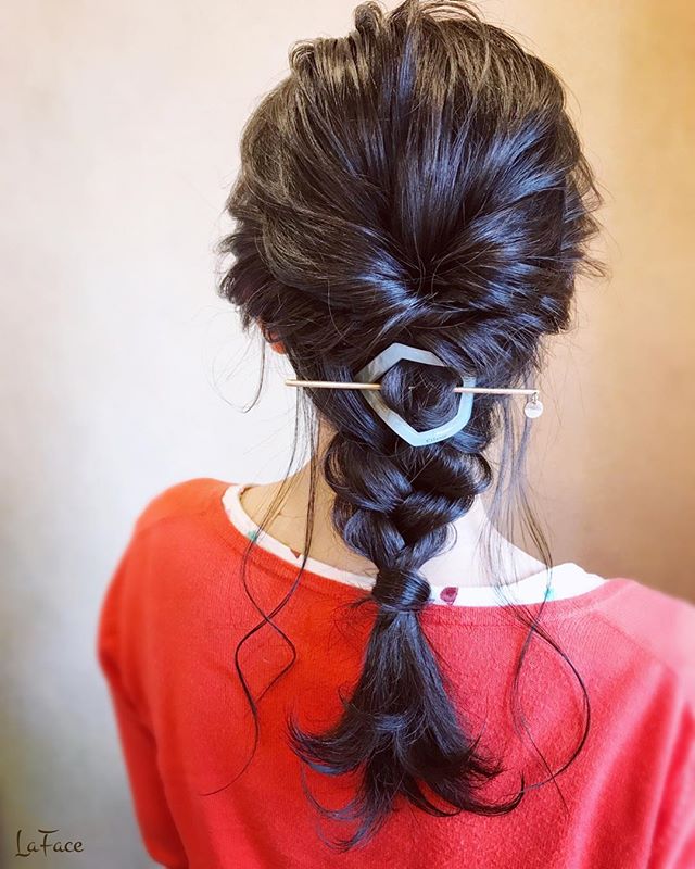 黒髪でも華やかなセミロングヘアアレンジ