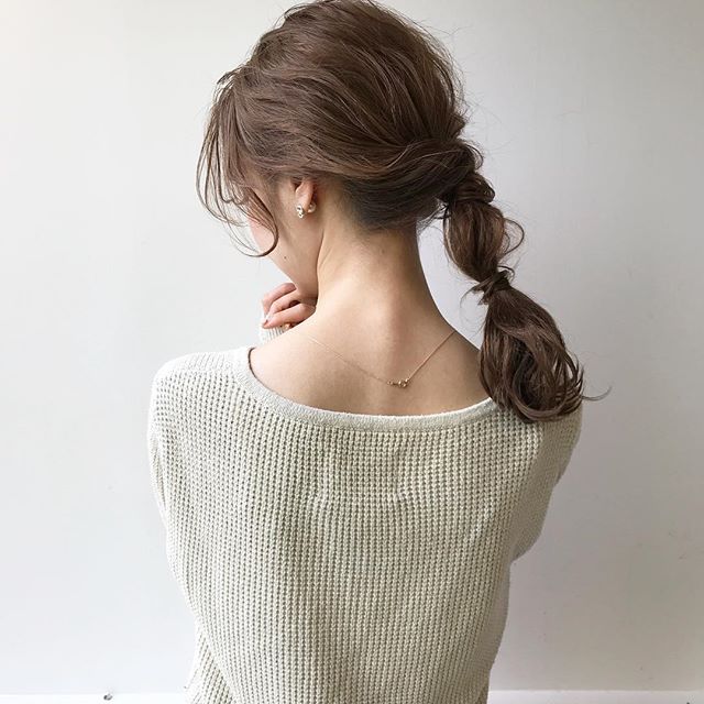 様々な結び方でセミロングヘアアレンジ