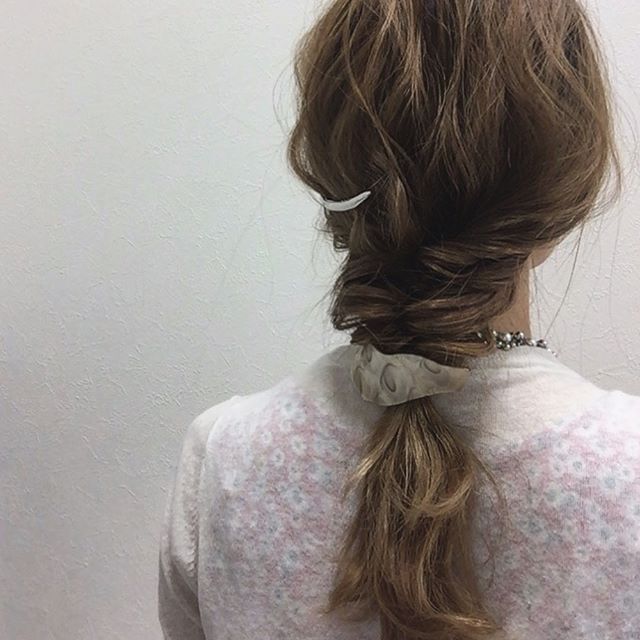 簡単なロングヘアアレンジ×くるりんぱ5