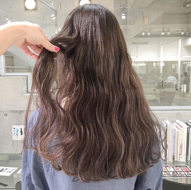 人気！透き通る髪色のロングヘアスタイル