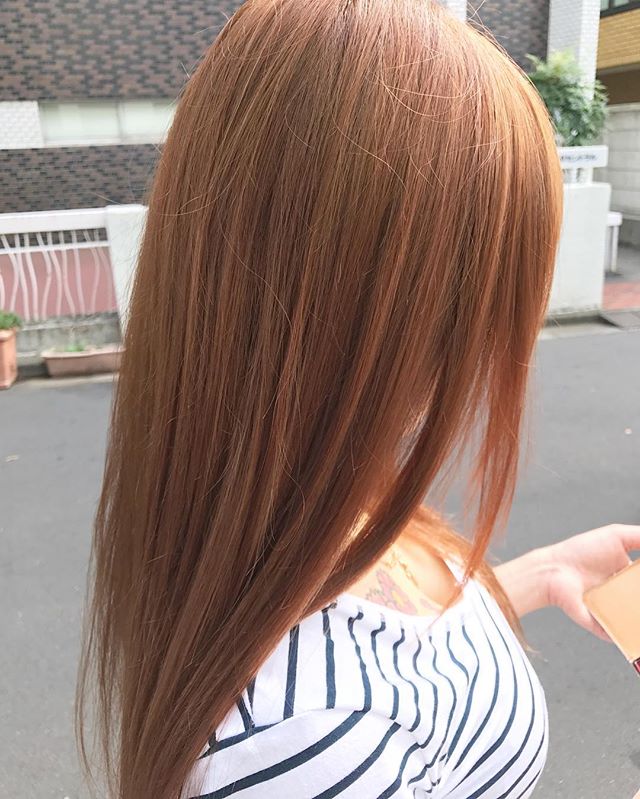 発色の良さを生かすヘアスタイル