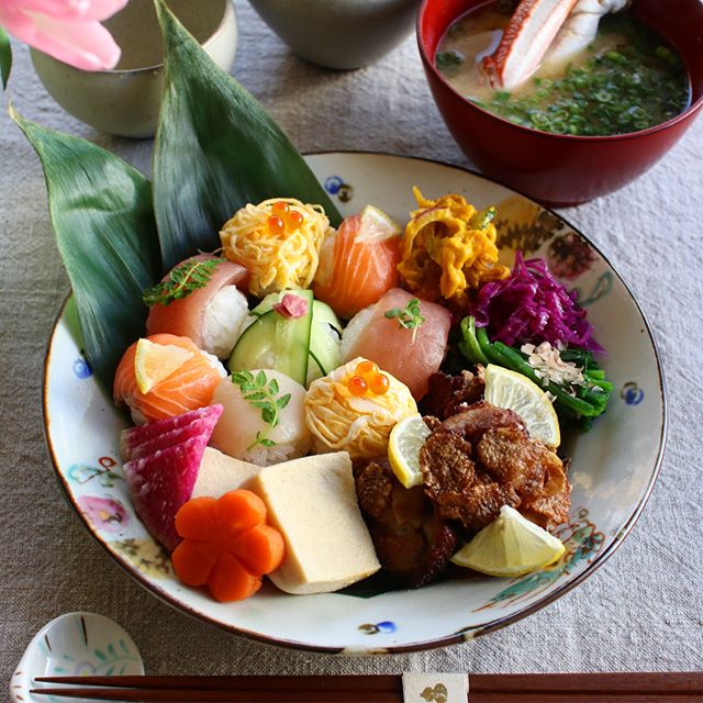 手まり寿司と唐揚げのおしゃれランチ