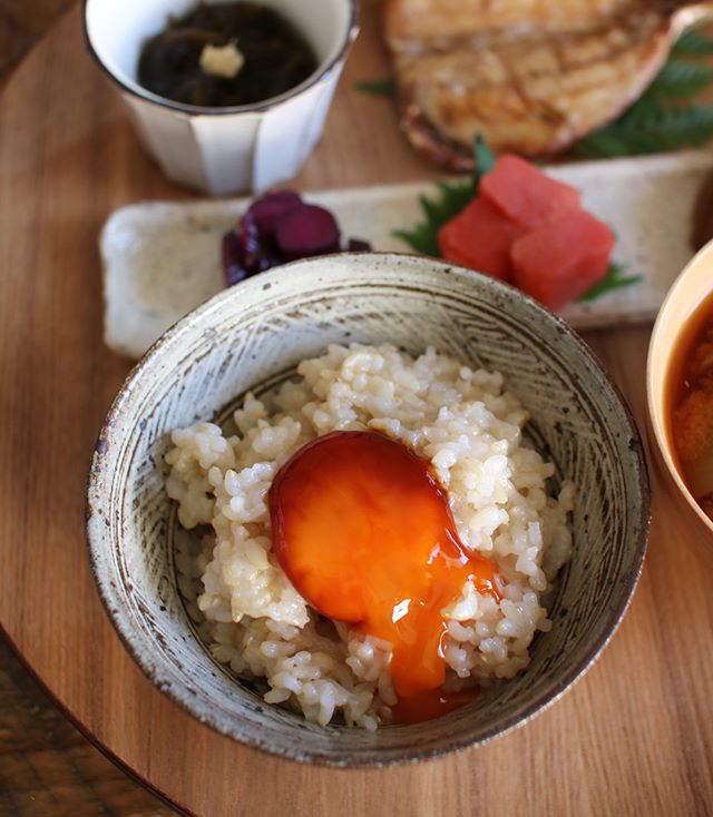 おしゃれに見える朝ご飯！発芽玄米の卵黄のせ