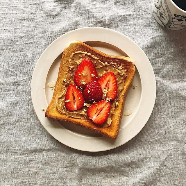 ピーナツバターといちごのはちみつトースト