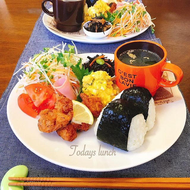 おにぎりと唐揚げのワンプレートランチ