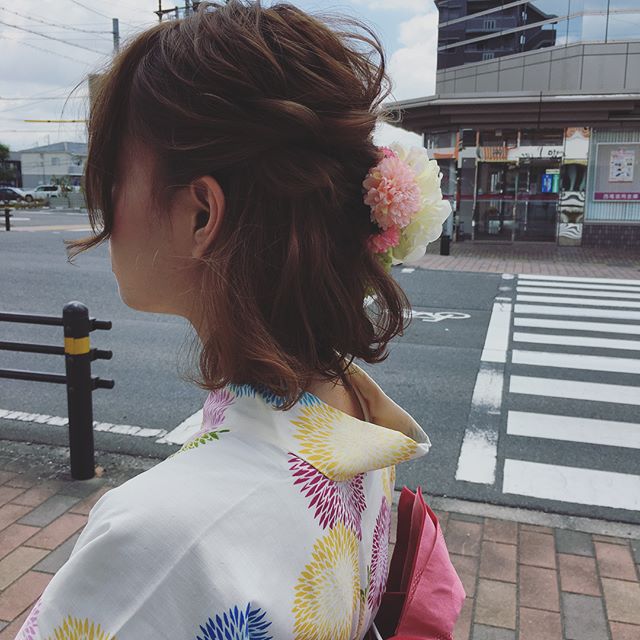 小物を引き立てるヘアアレンジ