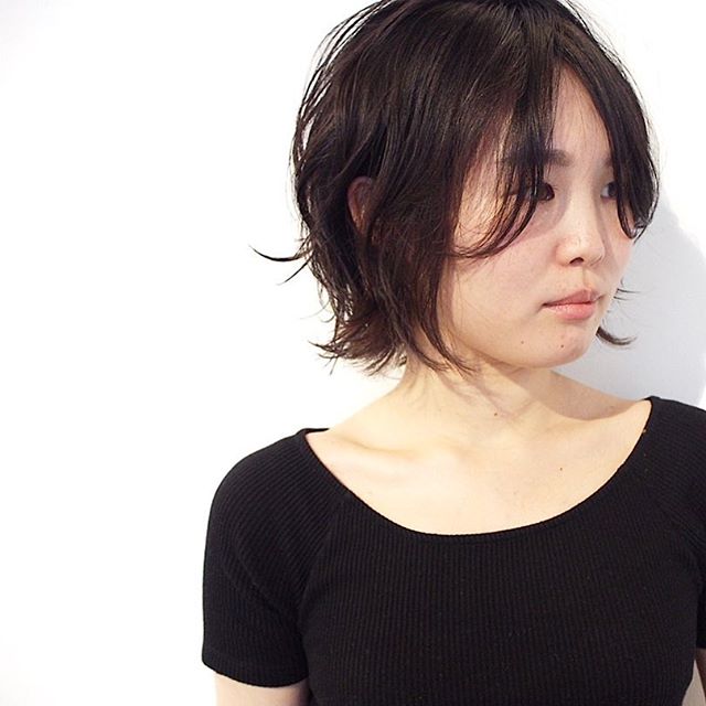 絶妙な前髪で小顔に感じるヘアスタイル