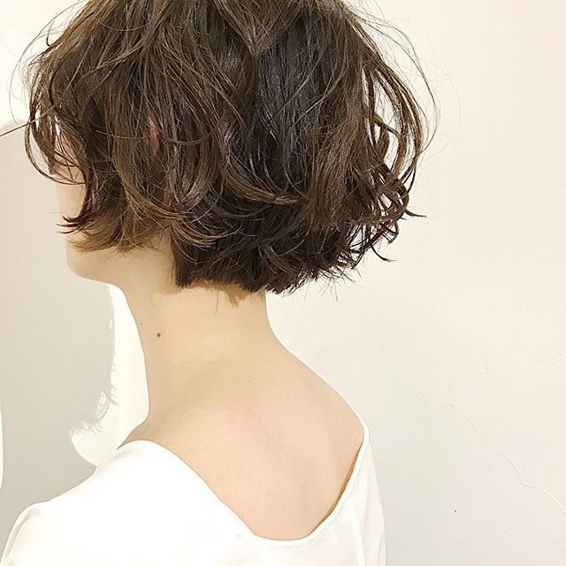 ふんわりパーマの若返りショートヘアスタイル