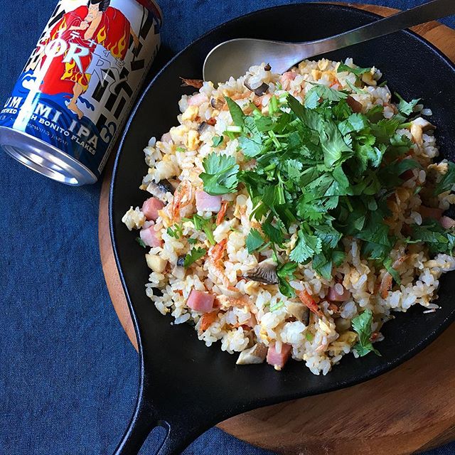 パクチーのせ！燻製醤油の炒飯