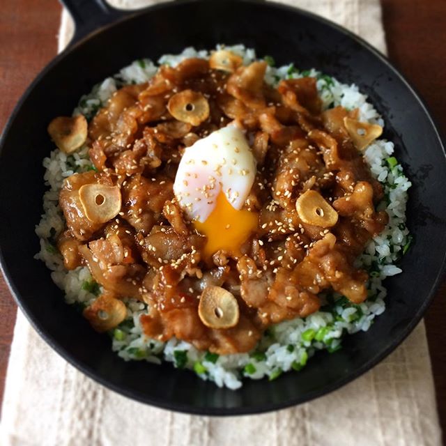 夏に食べたい！甘辛豚バラのせねぎガーリックご飯