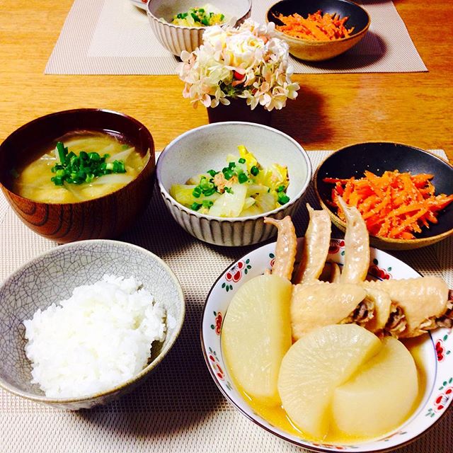 話題の人気レシピ！手羽先と大根のあっさり煮