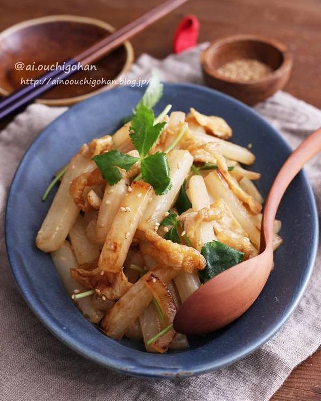 簡単な副菜に！焼き大根と油揚げの中華炒め