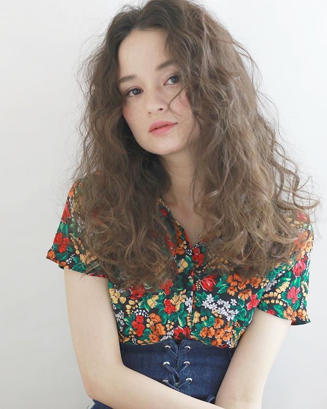 ロングヘアのウェーブ前髪セット