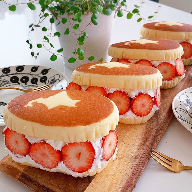 簡単な作り方！チーズ蒸しケーキのいちごサンド