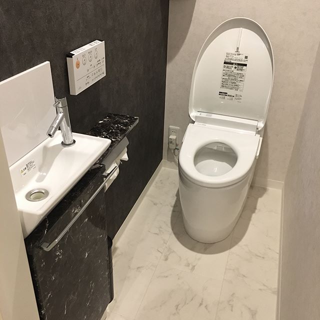 大理石柄リメイクシートでトイレリメイク