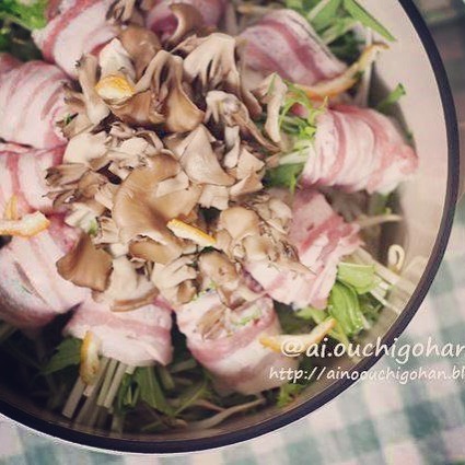 秋に食べたい肉料理！豚バラ巻ききのこ鍋