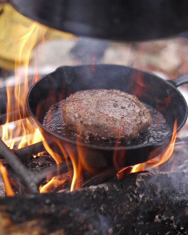 冬に食べたいキャンプ料理！ハンバーグ