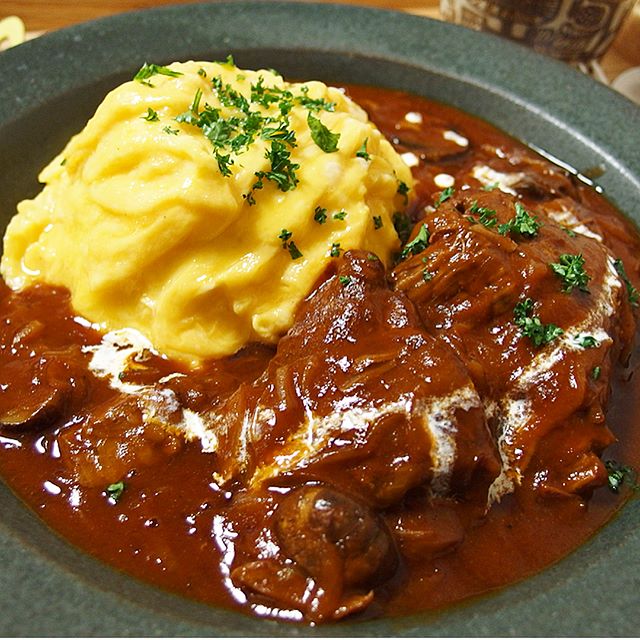 豪華な晩ご飯！すね肉のオムビーフシチュー