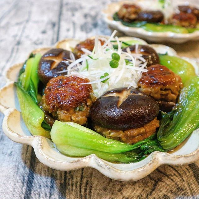 秋に人気の肉料理！しいたけの肉詰め煮込み