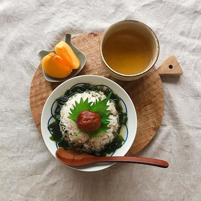 朝食にピッタリ！わかめスープの梅茶漬け