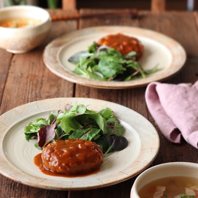 アレンジで簡単晩ご飯！デミ煮込みハンバーグ