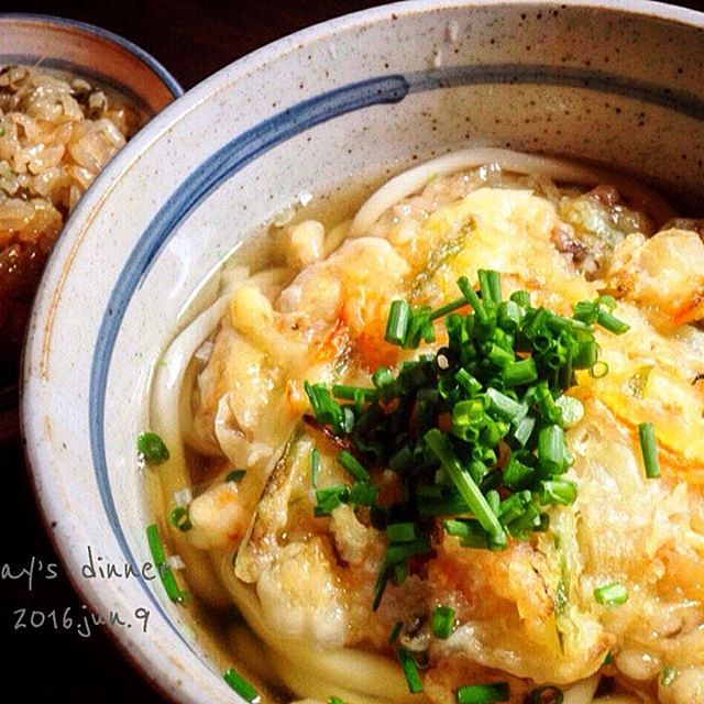 豪華な料理に。エビのかき揚げうどん