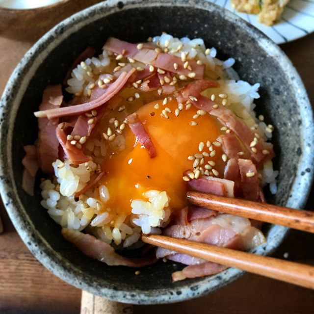 美味しいレシピ。ベーコンオイル醤油卵かけご飯